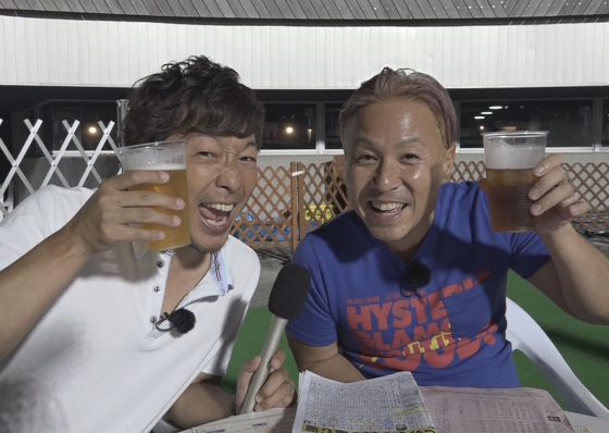 夏といえばビアガーデン! テーブルに座ってレース観戦はいかが?