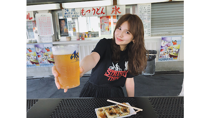 村田倫子ギャンブル酒場富山編前編で村田倫子さんがビールをもっているところ