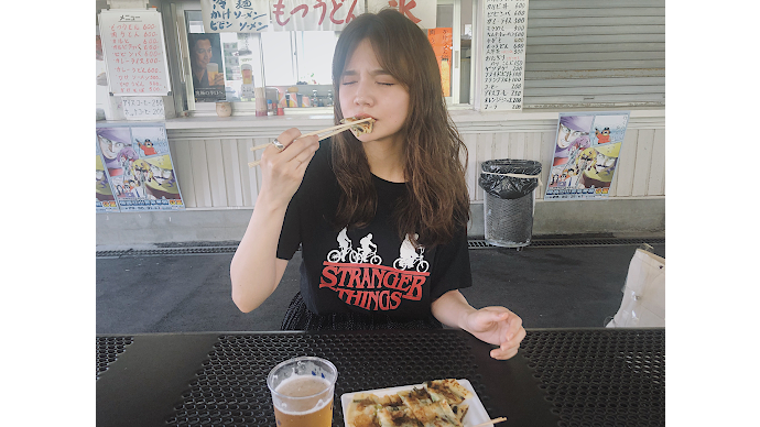 村田倫子ギャンブル酒場富山編前編で村田倫子さんがチヂミを食べているところ